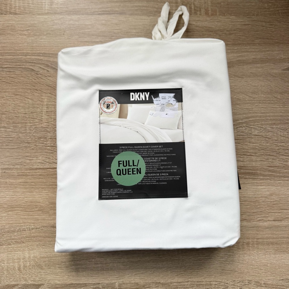 New DKNY Full/Queen Duvet Cover and Two Sham Set Soft Comfort White